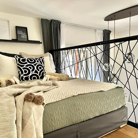 Rentero Modern High Ceiling Loft With Terrace Apartment, Apartamento Praga